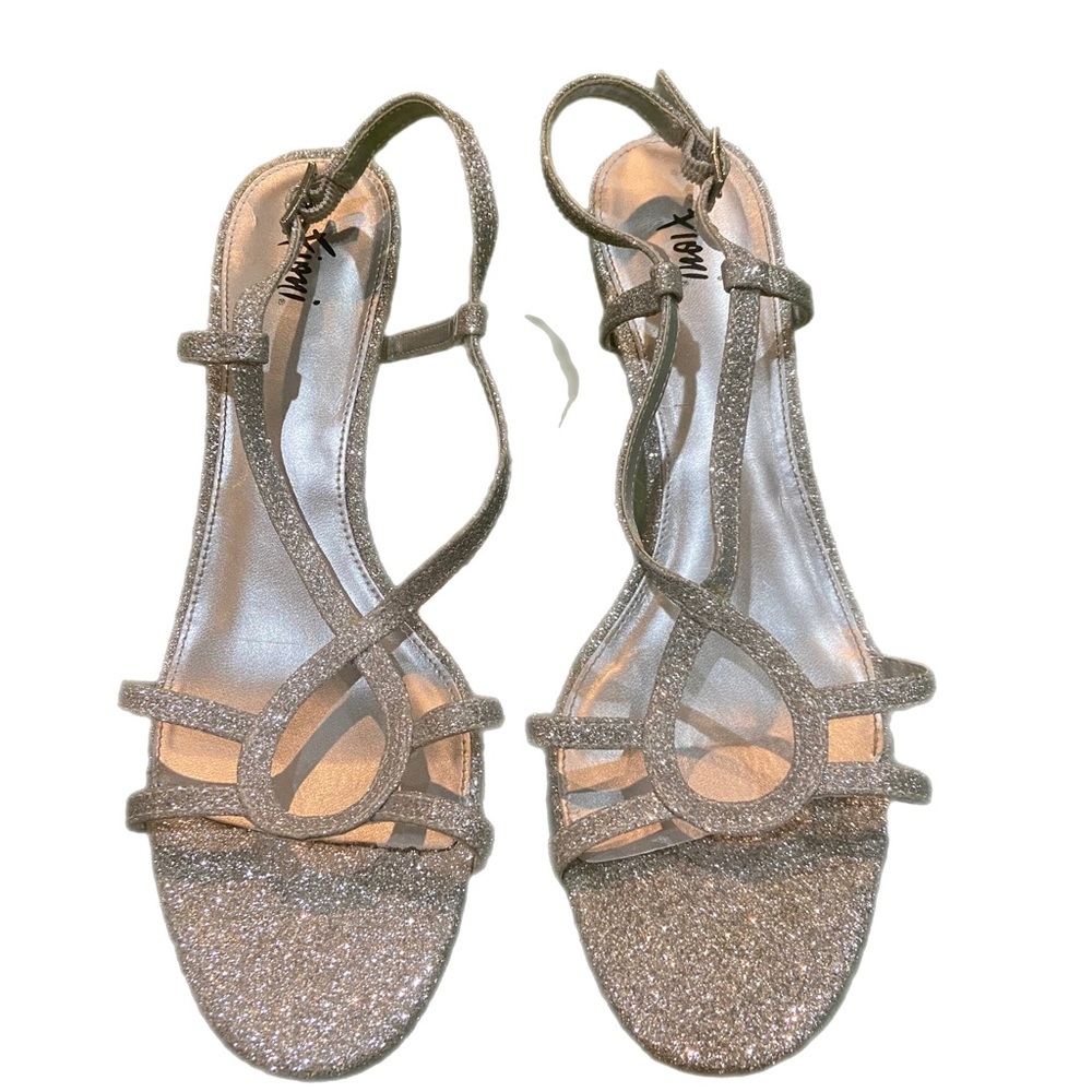 NWOT! FIONI Strappy Dress Sandals, Silver Glitter, Size 7.5M